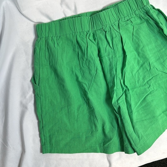 CUTE GREEN SHORTS SIZE(L) - Picture 4 of 5
